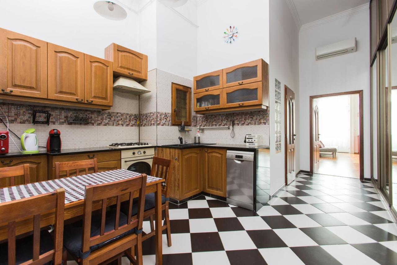 Grand Boulvard Apartment